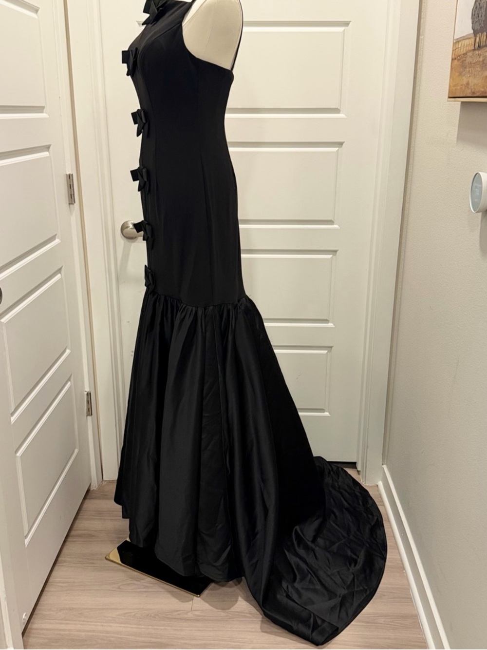 Elegant Black Bow-Accent Evening Dress - Picture 4 of 12